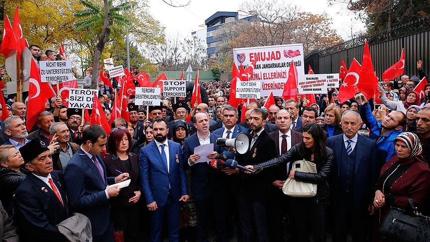 Şehit aileleri ve gazi yakınları Almanya'yı protesto etti