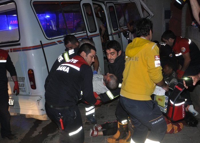 Servis minibüsü eve çarptı: 3 ölü, 8 yaralı 