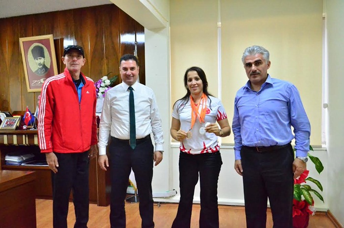 Spor İl Müdürü Ataşbak, Bedensel Engelli Badmintoncu Narin Uluç'u makamında kabul etti