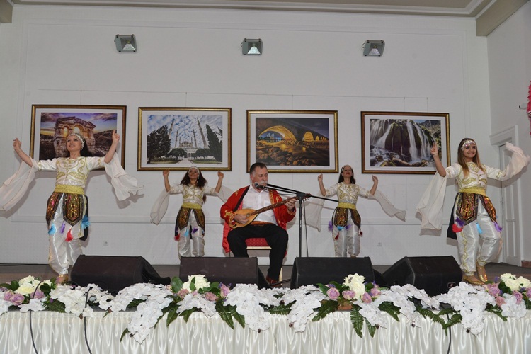 Balkan ezgileri Adana’da esti