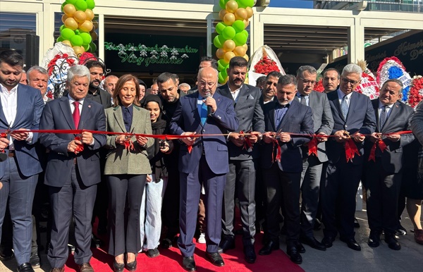 Adana'da ikinci şubesini açan tatlıcıdan vatandaşlara dondurma ikramı