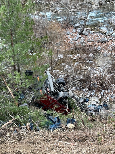 Adana'da kamyonet uçuruma düştü: 1 ölü, 1 yaralı