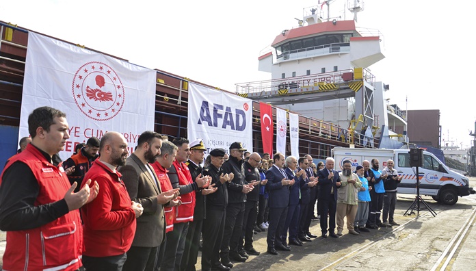 15. "İyilik Gemisi" Gazze'ye uğurlandı