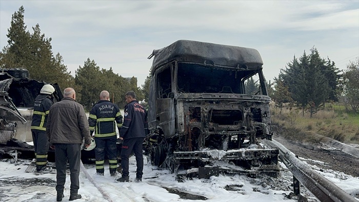 Adana'da otoyolda devrilen akaryakıt tankerinde yangın çıktı