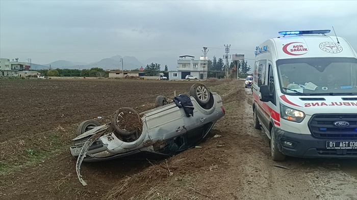 Adana'da tarlaya devrilen otomobilin sürücüsü yaralandı