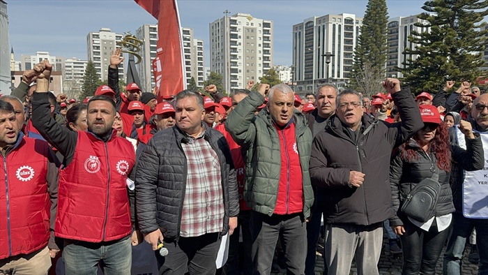 Seyhan Belediyesinde bazı işçiler iş bıraktı