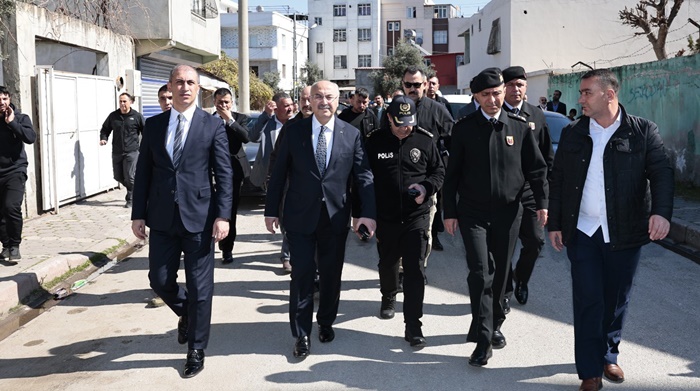 Vali Köşger, Yüreğir'de Vatandaşlarla Bir Araya Geldi, Kadın Kursiyerleri Ziyaret Etti