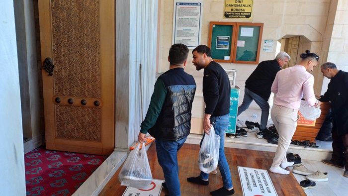 Camide hem hijyene uyuluyor hem de hırsızlara karşı poşetli önlem alınıyor