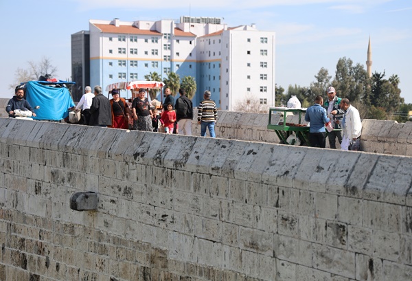 Adana'da tarihi Taşköprü seyyara kaldı