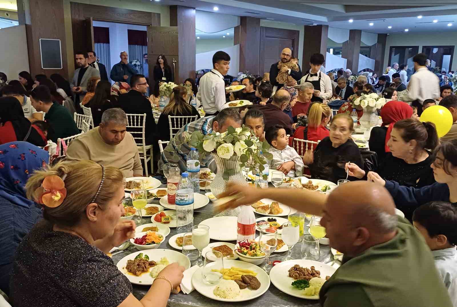 Adana’da koruyucu aileler ve çocukları iftar programında bir araya geldi