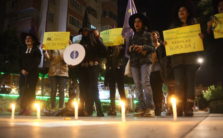 Cinsel istismar önergesine cadı şapkalı protesto