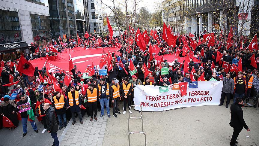 Fransa'da PKK'lı grup, mitinge katılanlara saldırdı