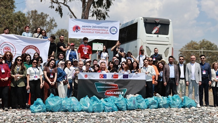 Mersin'de öğrenciler deniz kaplumbağalarının yuvalama alanlarını temizledi