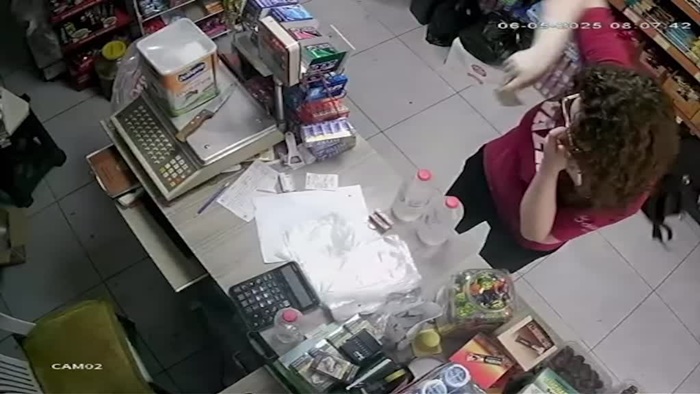 Adana'da öğrencinin esnafı bulamayınca aldığı suların parasını bırakıp ayrılması kamerada