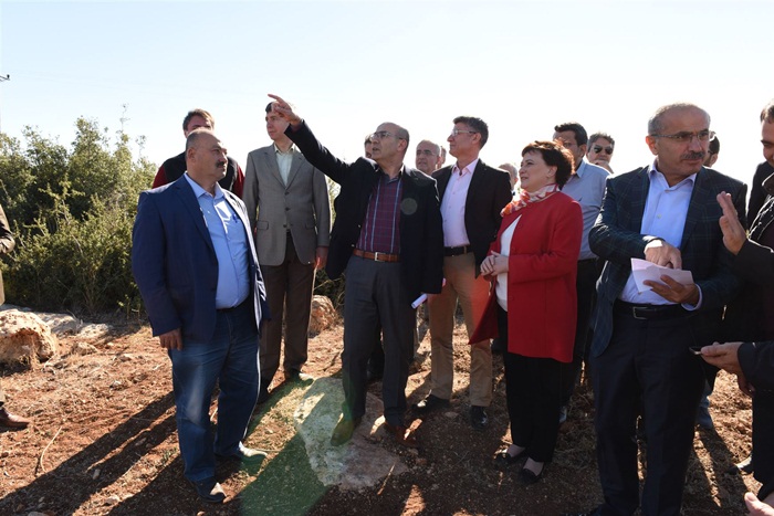 Vali Demirtaş, Kurulması Planlanan Ayakkabıcılar ve Küçük Sanayi Sitesi Arazisinde İncelemede Bulundu
