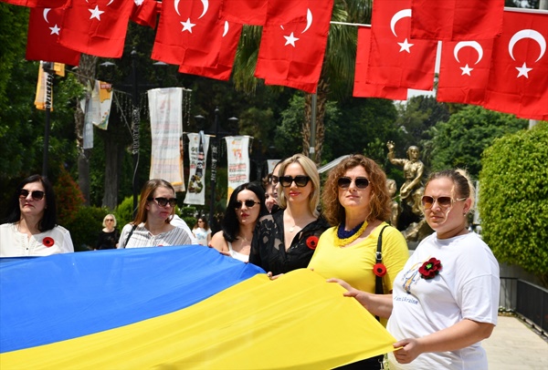 Adana'da yaşayan Ukraynalılar savaşlarda hayatını kaybedenleri andı