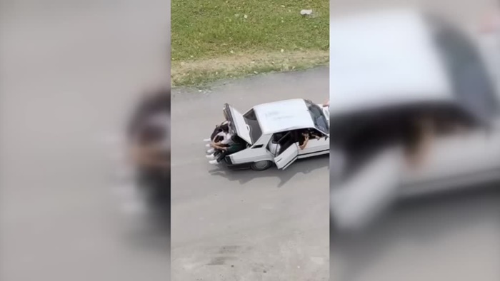 Adana'da 14 kişinin otomobilde bagaj ve kaputu da kullanarak yolculuk etmesi kamerada