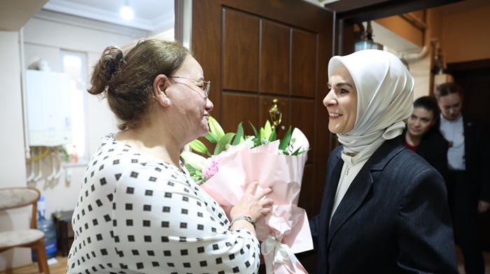 Bakan Göktaş'tan devlet korumasındaki çocukların gönüllü annesi Gürel'e Anneler Günü ziyareti