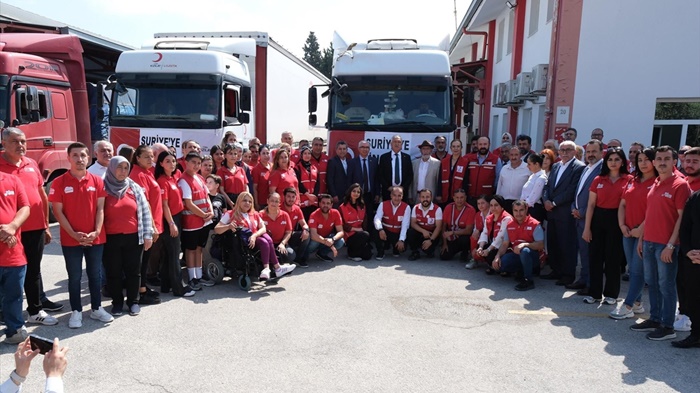 Adana'dan Suriye’ye 3 tır hijyen malzemesi gönderildi