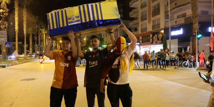 Galatasaraylı taraftarlardan Fenerbahçe’ye tabutlu gönderme