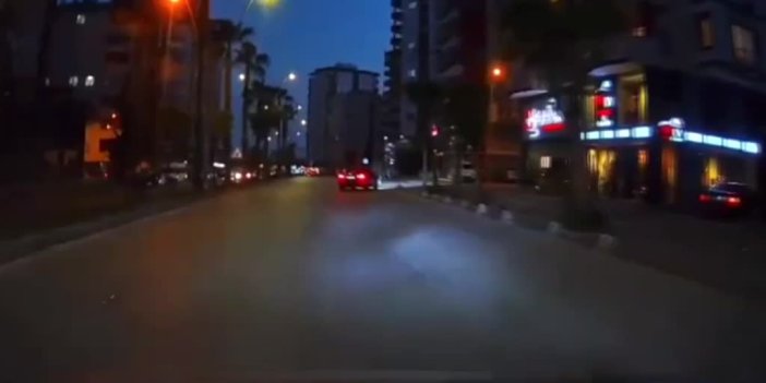 Adana'da makas atan otomobilin kazaya yol açması kamerada