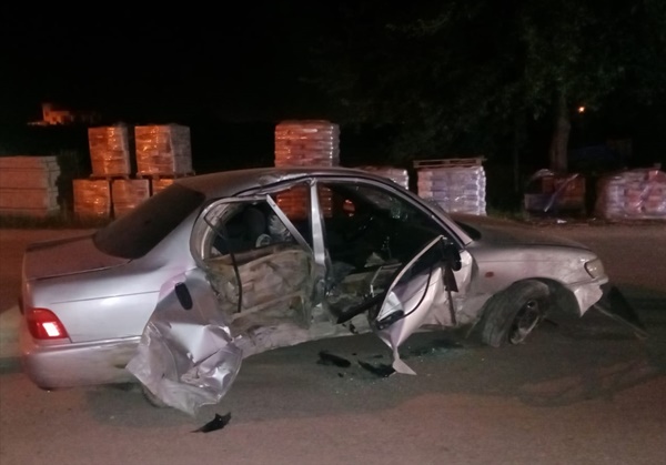 Adana'da otomobilin elektrik direğine çarpması sonucu 1 kişi yaralandı
