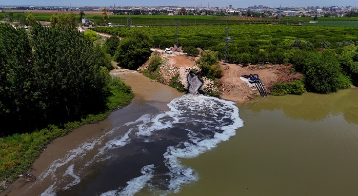 Ceyhan Nehri kirlilikten köpürdü