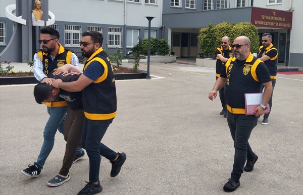 Adana'da silah ele geçirilen evdeki 3 kardeş gözaltına alındı