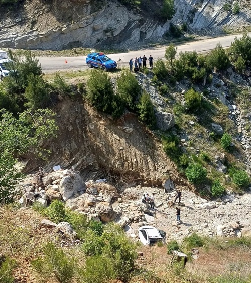 Feke'de uçuruma yuvarlanan otomobildeki 2 kişi yaralandı