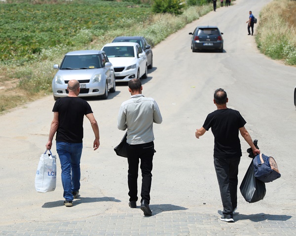 Adana'da tahliyeler başladı: Cezaevinden çıkanlar yakınlarıyla hasret giderdi