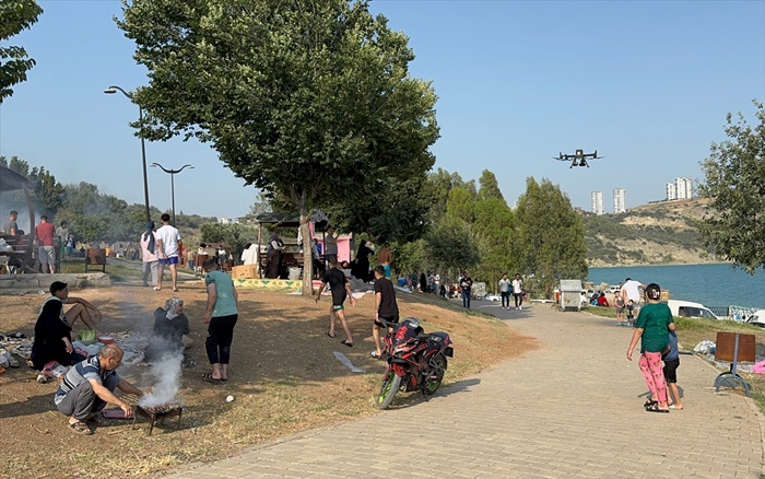 Adana'da piknikçiler orman yangınlarına karşı dronla uyarıldı