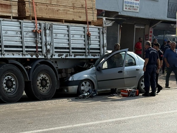 Adana'da tıra arkadan çarpan otomobildeki 1 kişi öldü, 1 kişi yaralandı