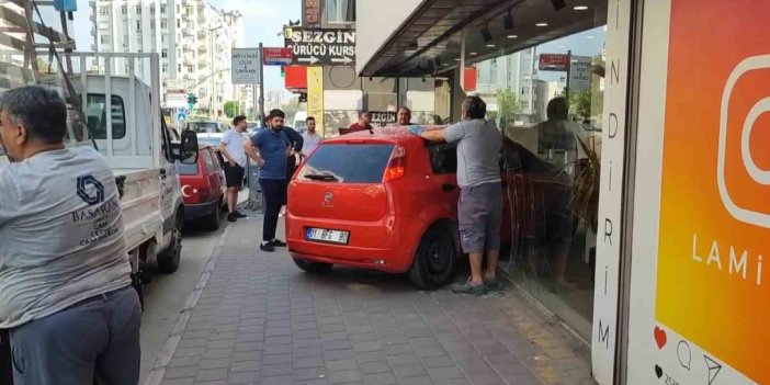 Otomobil mağazaya daldı, sürücü kazayı yara almadan atlattı