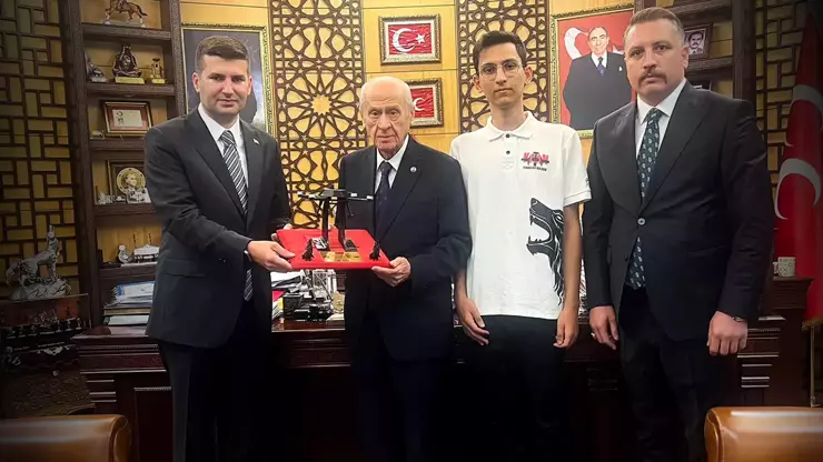 KAAN Teknoloji Kulübü'nün geliştirdiği İHA prototipi, MHP Genel Başkanı Bahçeli'ye takdim edildi
