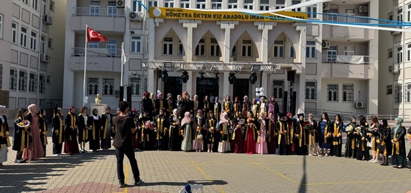 Hümeyra Ökten Kız Anadolu İmam Hatip Proje okulunda 2024-2025 Eğitim yılı mezuniyet programları tamamlandı.