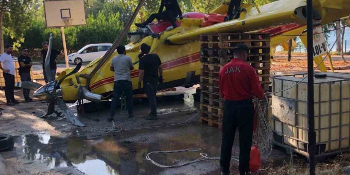 Göle düşen uçağın enkazının çıkartılma görüntüleri paylaşıldı