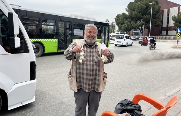 Bozuk paracılığı mesleği yaptı