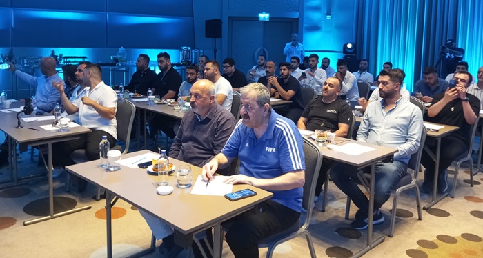 Adana Demirsporlu taraftarlardan "Yaşasın Demirspor" kampanyası