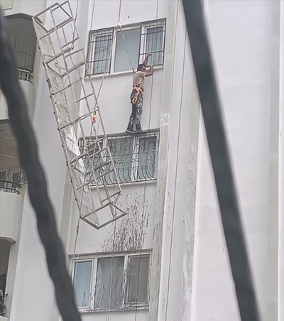Adana'da halatı kopan iskelede asılı kalan işçiyi itfaiye ekipleri kurtardı