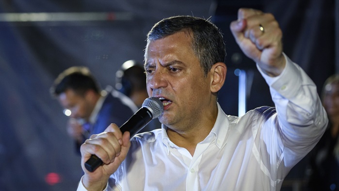 Özgür Özel kendisine verilen mutlak butlan tebligatını yırttı