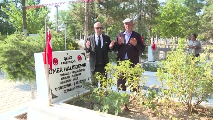 Emekli Korgeneral Zekai Aksakallı, şehit Ömer Halisdemir'in mezarını ziyaret etti