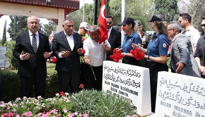 Adana'da Demokrasi ve Milli Birlik Günü dolayısıyla şehitlikler ziyaret edildi