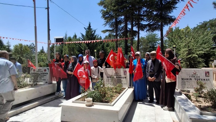 15 Temmuz kahramanı şehit Ömer Halisdemir'in kabrinde yoğunluk yaşanıyor