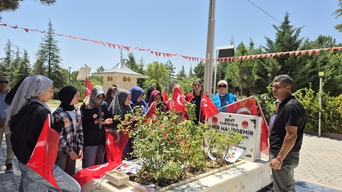 Adanalı Üniversite ve Yaz Kur’an Kursu Öğrencileri, Şehit Ömer Halisdemir'in kabrinde dua etti