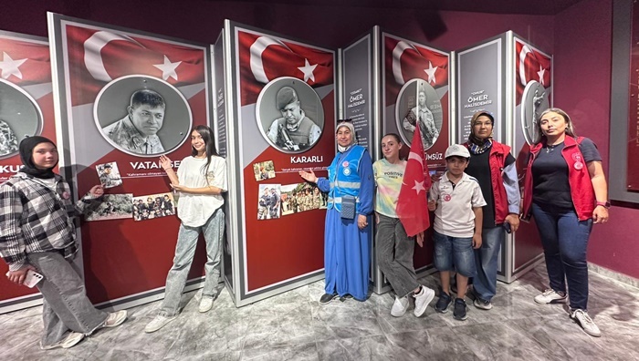 Adanalı Üniversite ve Yaz Kur’an Kursu Öğrencileri, Şehit Ömer Halisdemir'in kabrini ziyaret etti