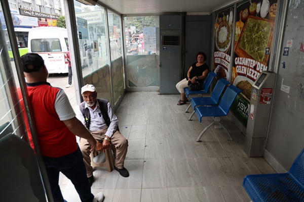 Adana'da klimalı duraklar atıl hale geldi, vatandaşlar mağdur oldu