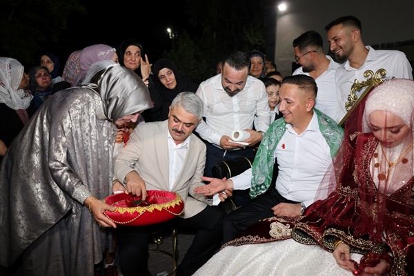 Başkan Ali Avan, personelinin düğününde kınasını yakarak Türkiye’de bir ilk olarak kayıtlara geçti.