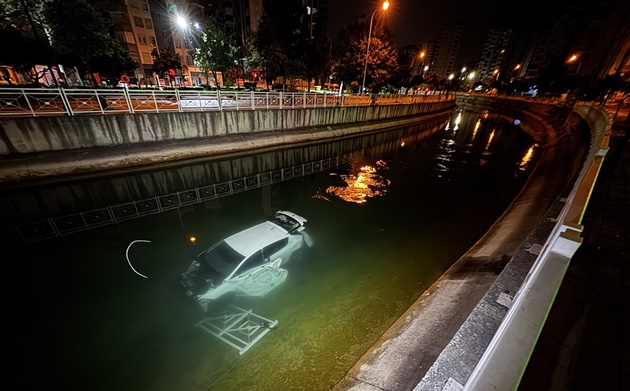 Adana'da sulama kanalına devrilen otomobildeki 3 kişi yaralandı