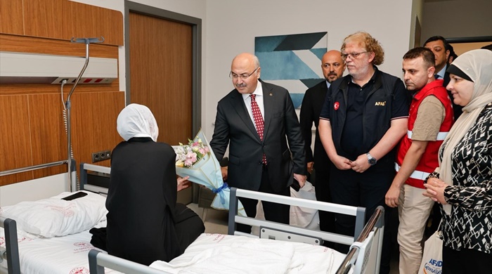 Adana Valisi Köşger Gazze'den gelen Filistinli hastaları ziyaret etti