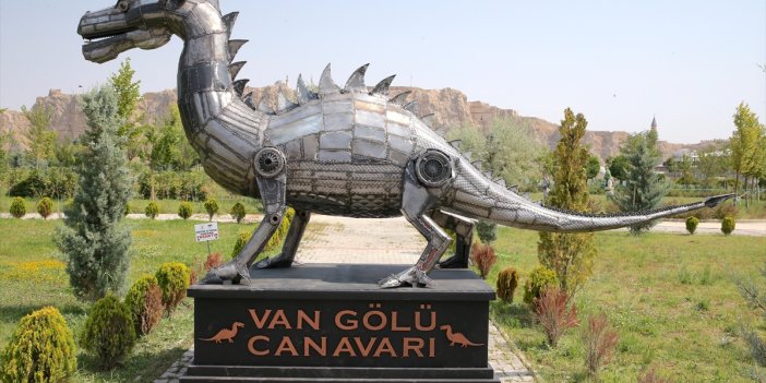 Hurda demirlerden yapılan "Van Gölü Canavarı" heykeli 350 bin liradan satıldı